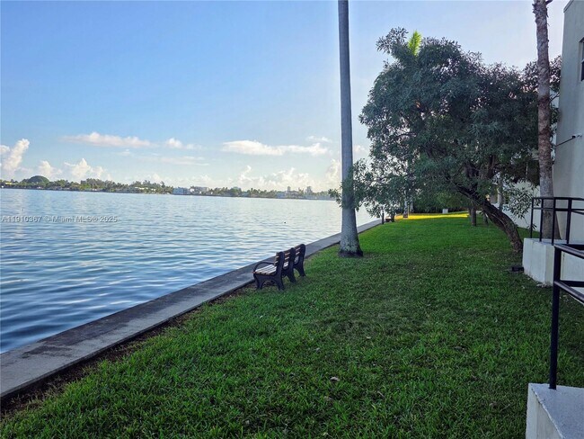 Building Photo - 1625 Kennedy Cswy