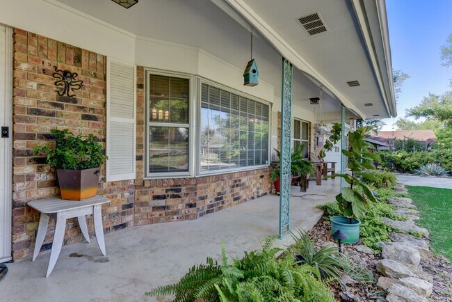 Building Photo - 210 Live Oak Dr