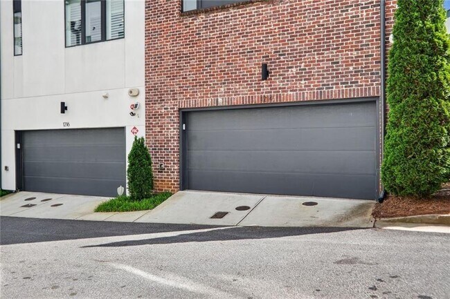 Building Photo - 1214 Chelsea Cir NW