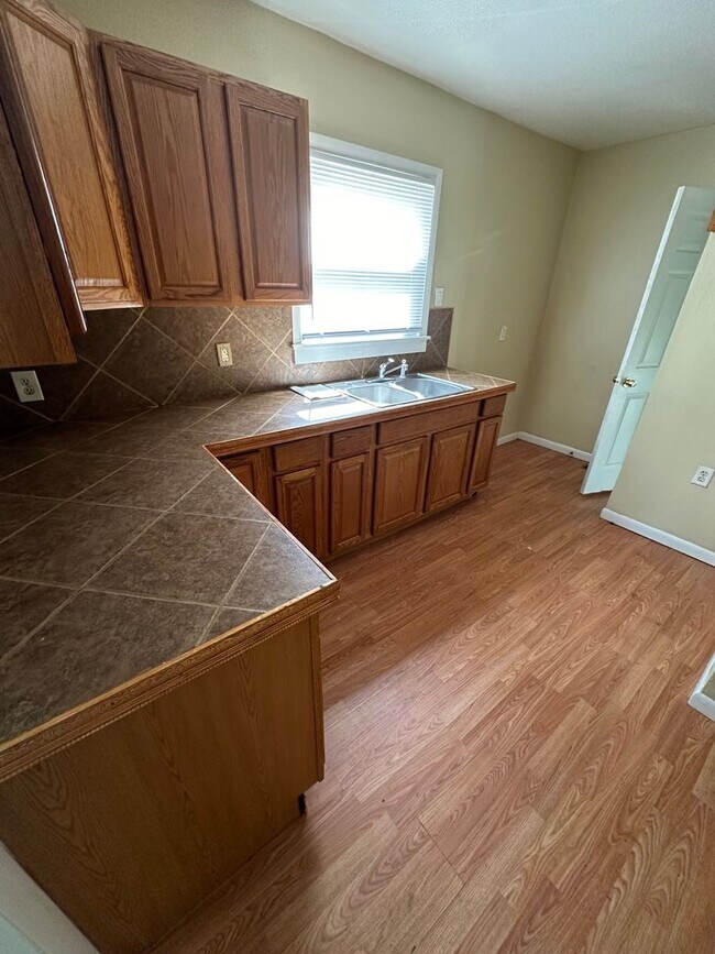 Building Photo - 2 bed 1 bath