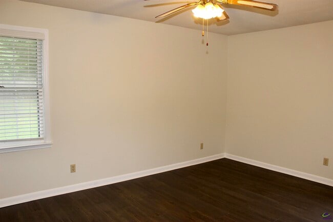 Building Photo - 1004 Ridge Cir S