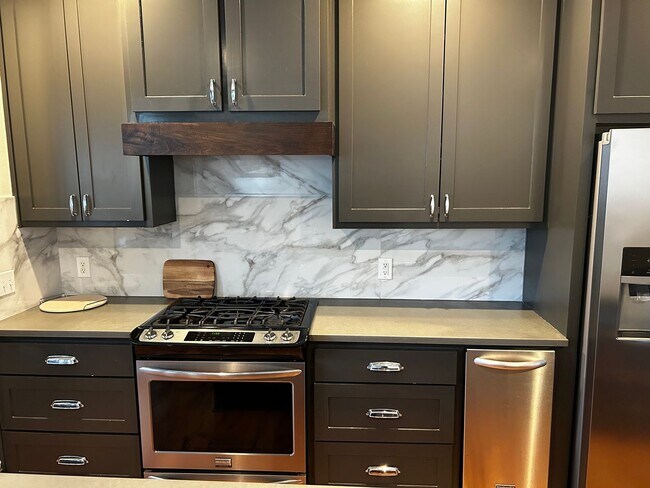 Building Photo - UNFURNISHED Beautiful Large Home Available Now on North Walnut in Fayetteville !!