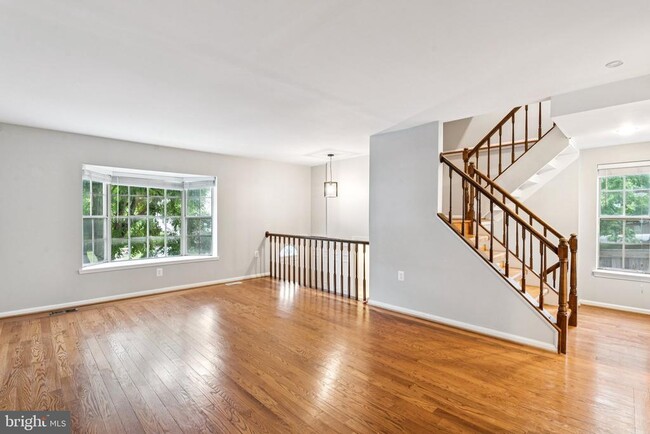 Building Photo - 5790 Burke Towne Ct