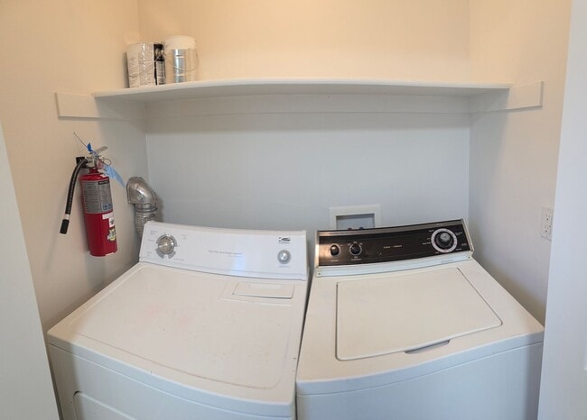 Building Photo - LEASE TAKEOVER - 3 Bed, 1.5 bath townhome available in the Vallinda Community