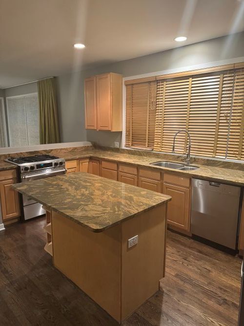 Building Photo - 860 N Elston Ave