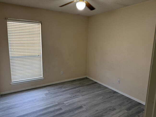 Building Photo - Nice, spacious 3 br, 2 Bath with major kit...