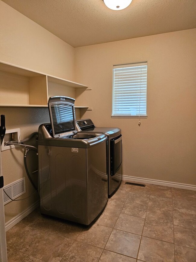 Building Photo - 6953 Hitching Post Ln