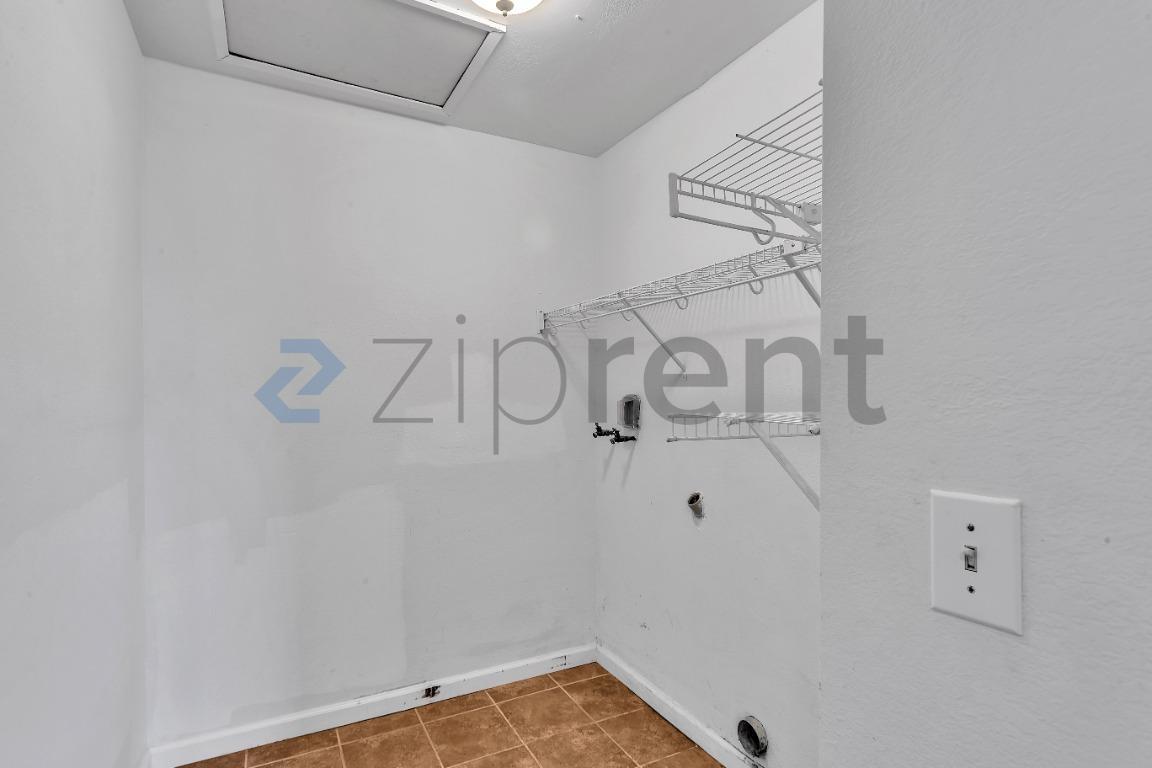Building Photo - Unit