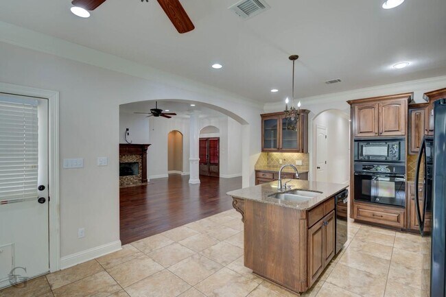 Building Photo - 520 Falling Water Cir