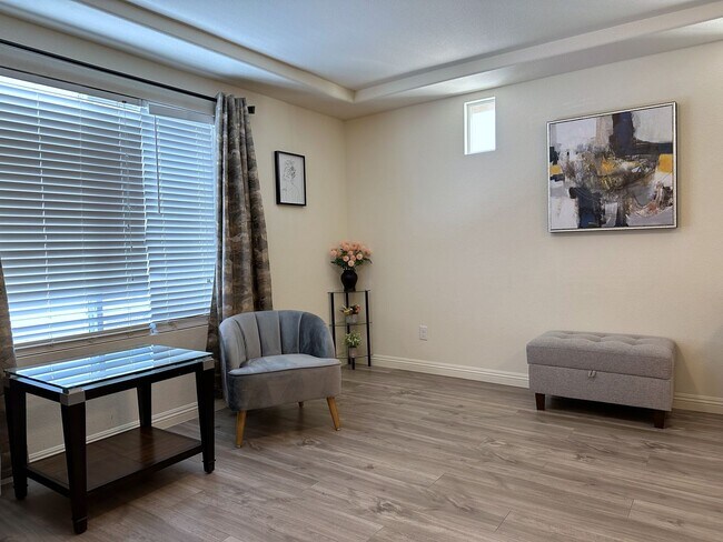 Building Photo - 4Bdrm/2.5bath Single Family Home - Fully Furnished