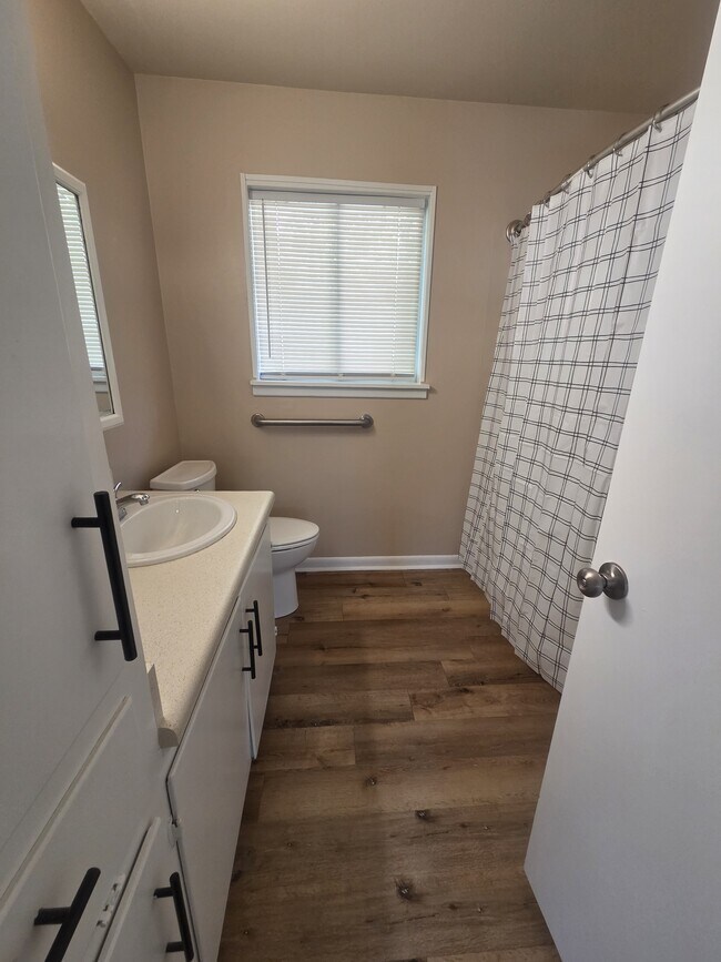 Building Photo - 3501 Robinhood Ln