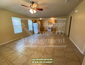 Building Photo - 1136 N Ash St