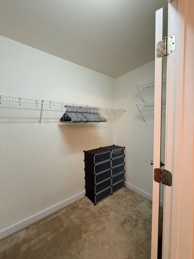 Building Photo - Spacious 2-Bedroom Townhome in Amenity-Ric...