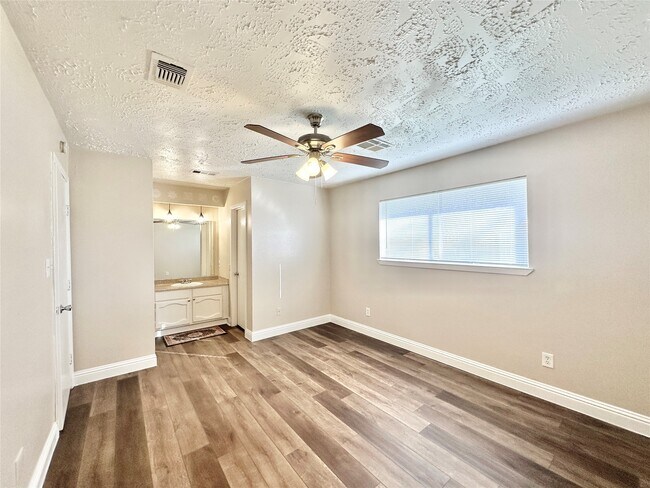 Building Photo - 14227 Cornelia Dr