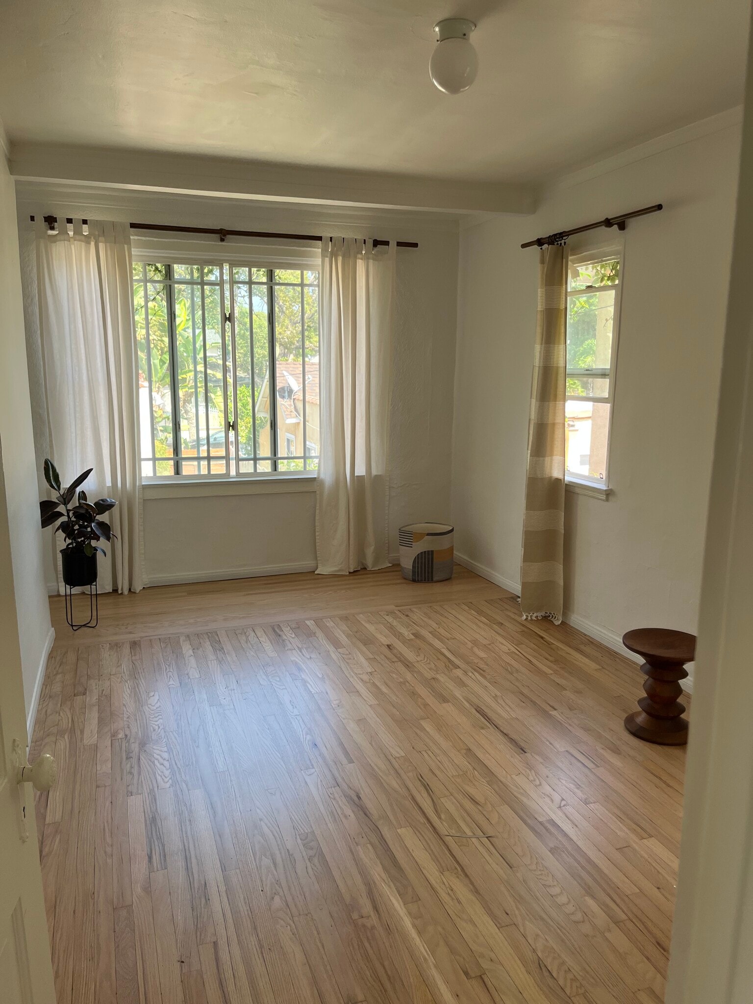 Spacious bedroom - 3034 Perlita Ave