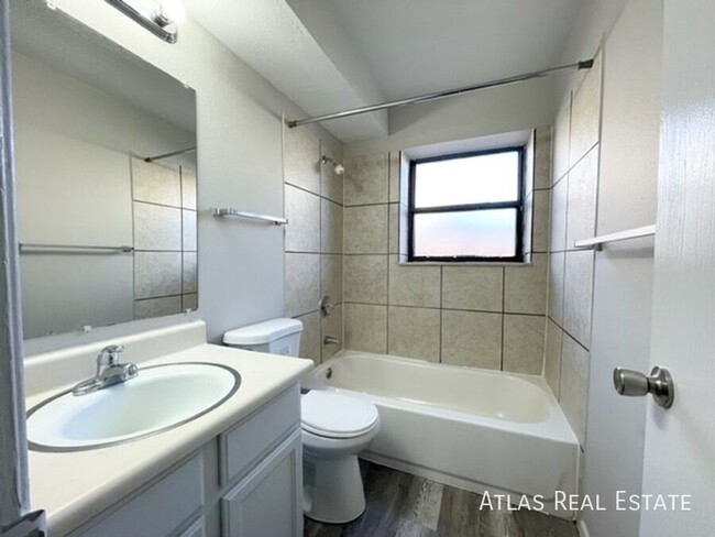 Building Photo - Renovated 2 Bed 1 Bath with Washer/Dryer &...