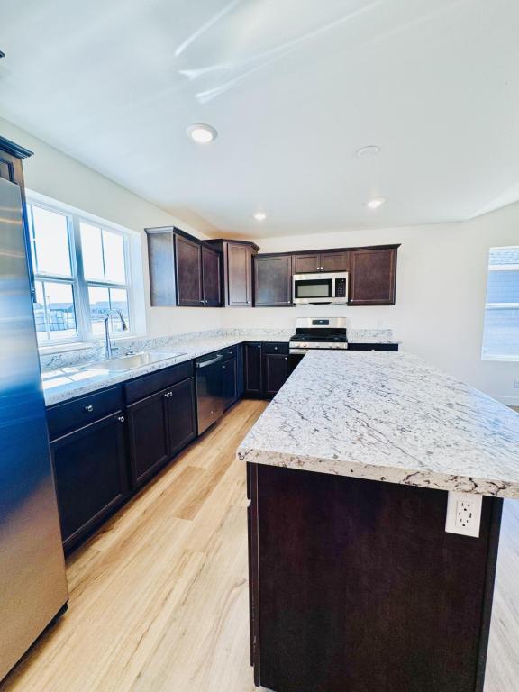 Building Photo - 208 Kinross Ct