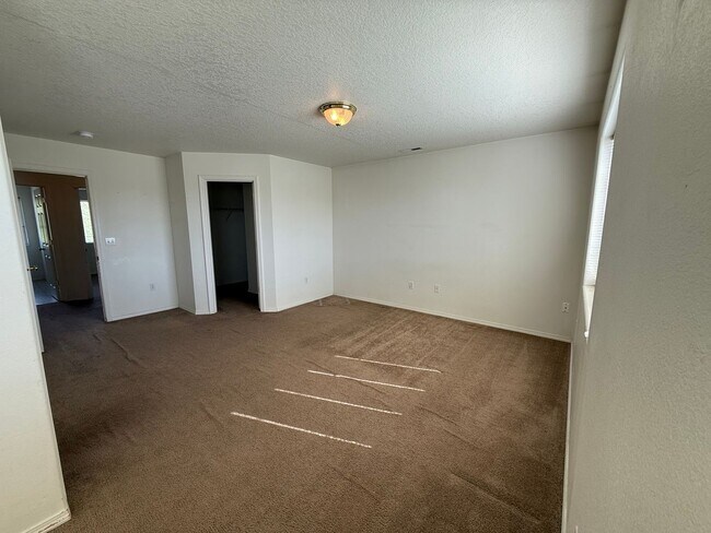 Building Photo - Spacious 4-Bedroom Rental Home in Prime Pa...