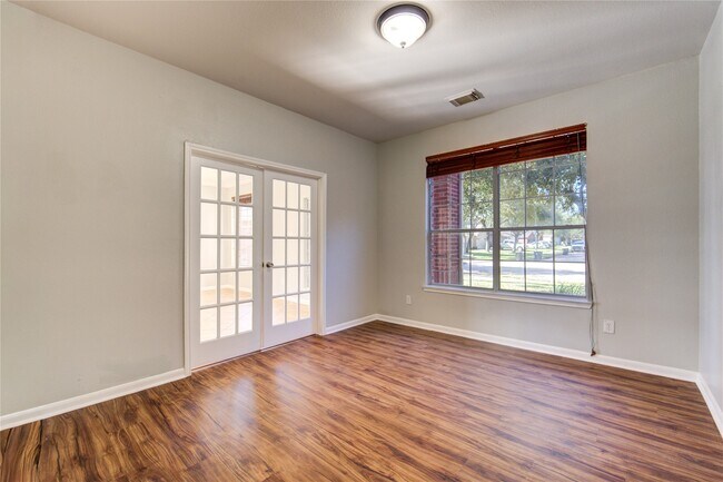 Building Photo - 5527 Gatesprings Ln