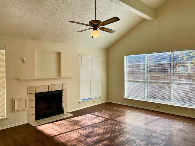 Building Photo - Move-In Special. ½ off the first full month's rent with a 12-month lease.