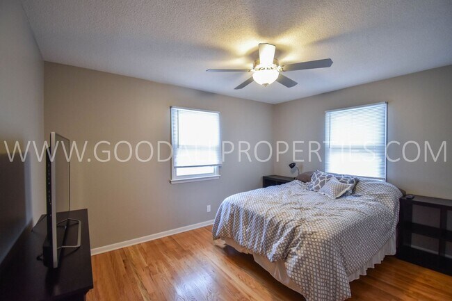 Building Photo - 2 Bedroom 1.5 Bath Home
