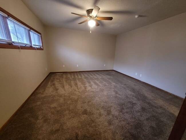 Building Photo - Don't miss this spacious kitchen!