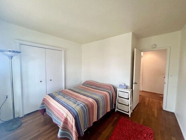 Building Photo - Spacious Beach House in South Oceanside