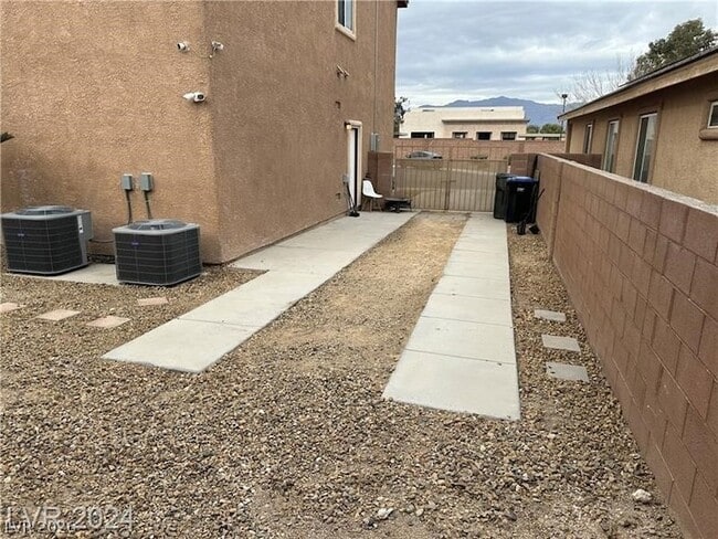 Building Photo - 2805 Alma Lidia Ave