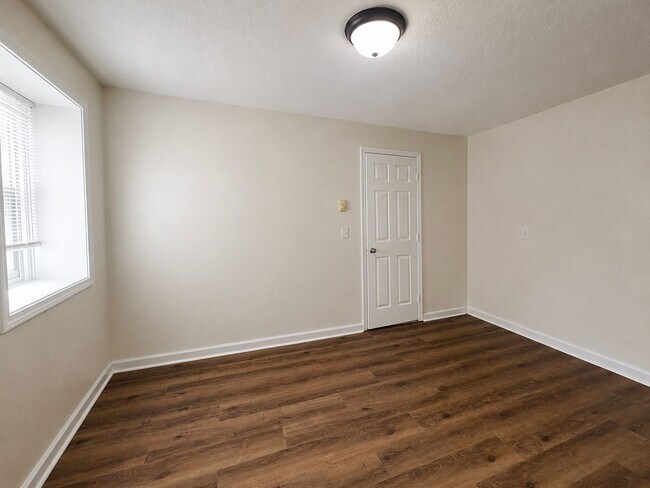Building Photo - 4 Bed 2 Bath Townhouse for Rent in Rome, NY