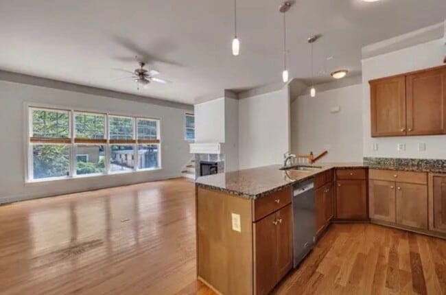 Building Photo - 1390 Dutch Valley Pl NE