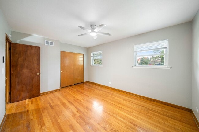 Building Photo - 27 E Thorndale Ave