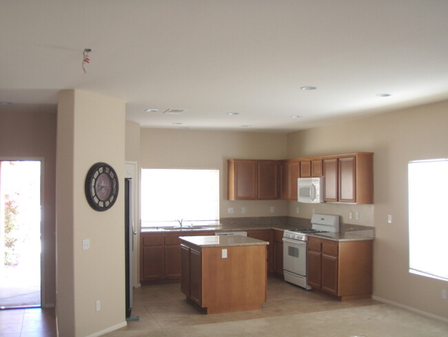 Building Photo - 3 Bedroom 2 Bath located in Mountain View DHS