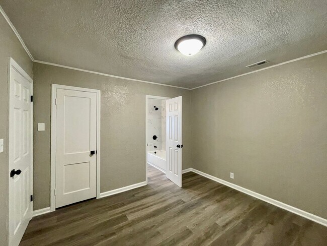 Building Photo - Large 3 Bedroom Remodeled Home