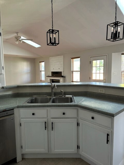 Building Photo - 425 Gold Rush Dr