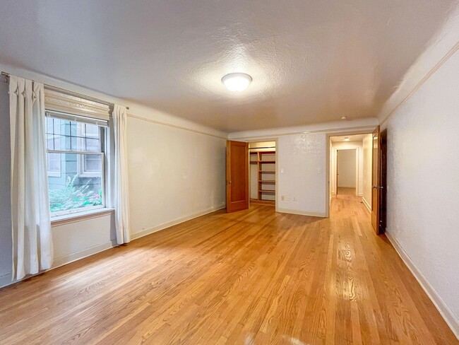 Building Photo - Charming 1bd/1bth U-District Condo, $1,550...