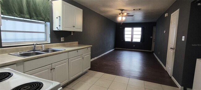 Building Photo - 2640 SW 31st Pl