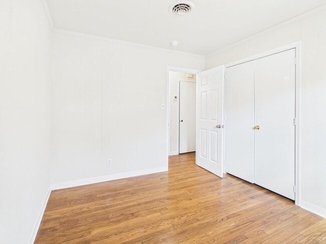 Building Photo - 954 Kingsway Rd