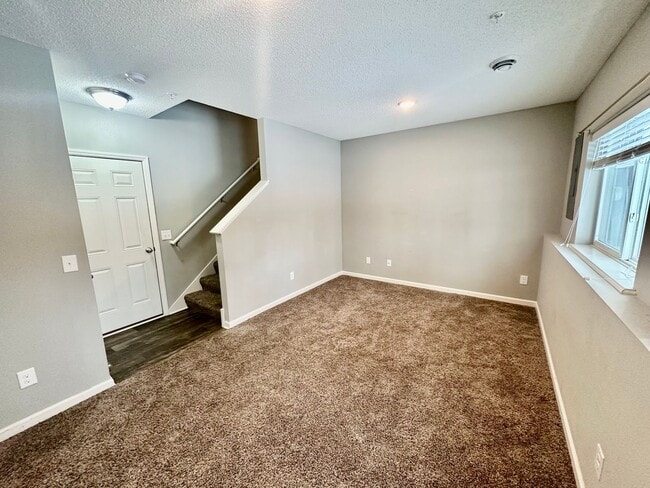 Building Photo - Gorgeous Newer-Built Townhome in Maple Grove!