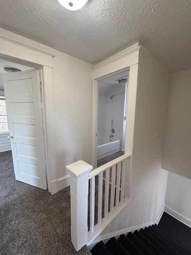 Building Photo - 2 Bed 1 Bath Updated Home