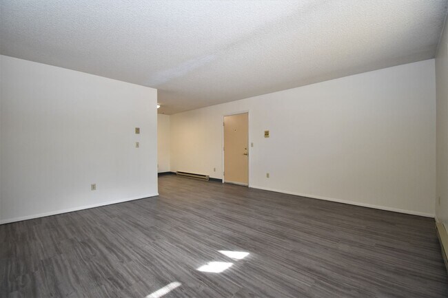Building Photo - 2BR/1Ba, close to 7th Street, food truck c...
