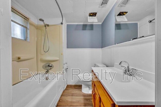 Building Photo - 216 Meadowood Ave