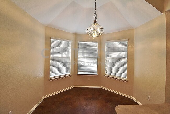 Building Photo - 302 Aspen Ct W