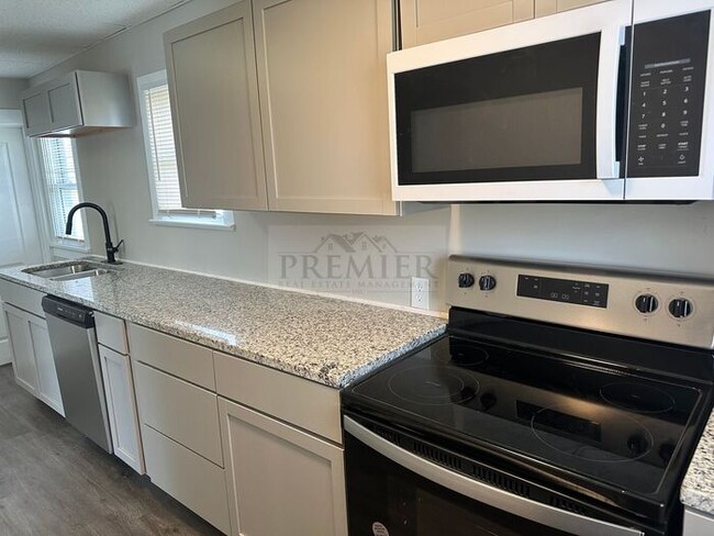 Building Photo - 304 E Monroe St Buckner MO 64016 - 4 bed/ ...