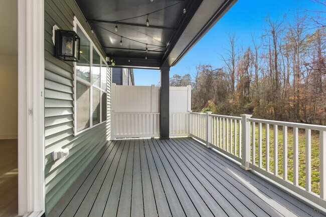 Building Photo - Beautiful 4 BR/4.5 BA EOG Townhome in Laurel!