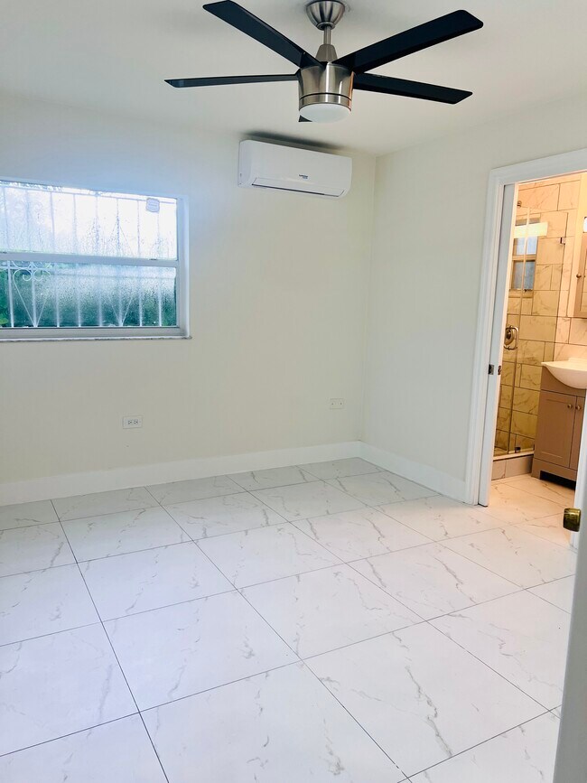 Master Bath with en Suite Bathroom - 425 Opa Locka Blvd