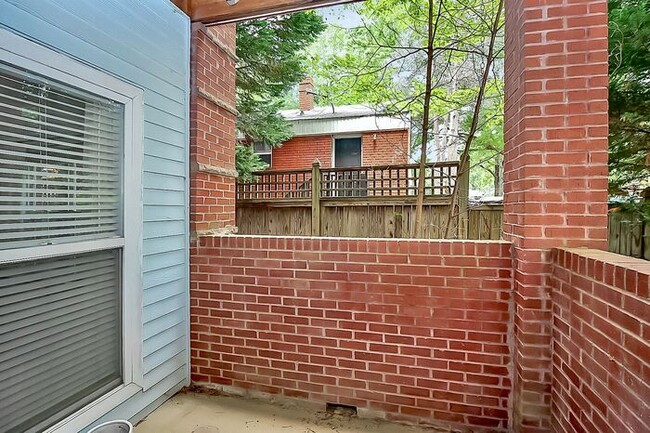 Building Photo - Stunningly Updated 2BD/2BA Ground Floor Un...