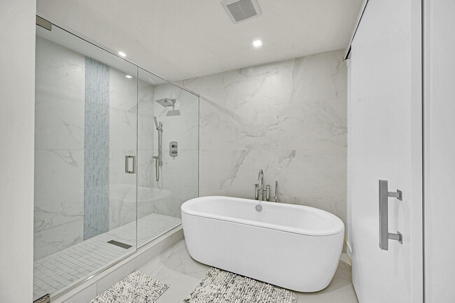 Building Photo - 730 N Ocean Blvd