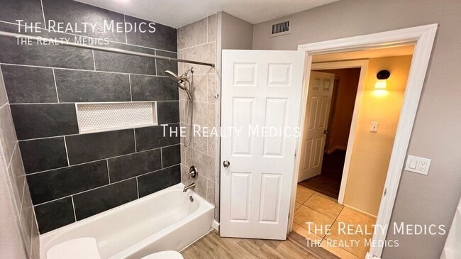 Building Photo - 6216 Lake Underhill Rd