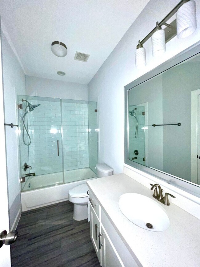 Building Photo - 1211 Marconi St