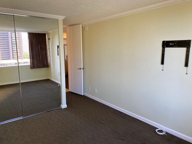 Building Photo - Renovated 1BR/1BA in Waikiki – Steps from ...